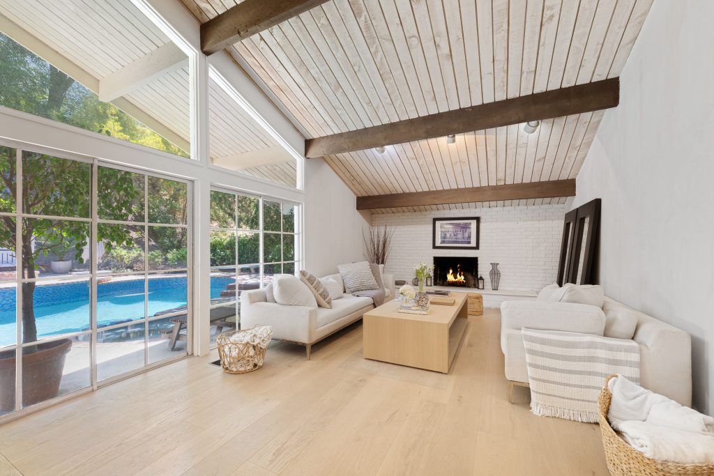 This regional favorite blends architecture with nature. Expect natural wood or stone exteriors, open spaces, high wood-beamed ceilings, skylights, and large windows designed to bring in natural light.